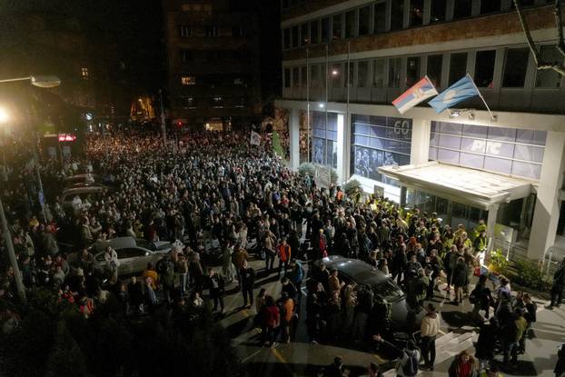 Beograd: Studenti u blokadi  objavili da su blokirali zgradu Radio-televizije Srbije (RTS) i najavili da će blokada trajati 22 sata