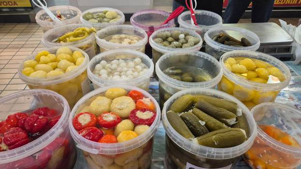 FOTO Pogledajte ponudu tržnice u Osijeku: Kila odojka 4,19 €. A 30 jaja je 6 €. Evo što se isplati