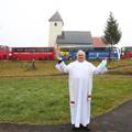 'Crkva na kotačima': Misu prate u busu jer ne mogu ići u crkvu