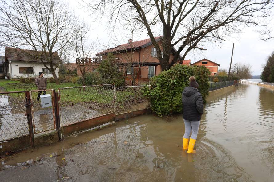 Poplavljeno je karlovačko naselje Brodarci, box barijere nisu izdržale