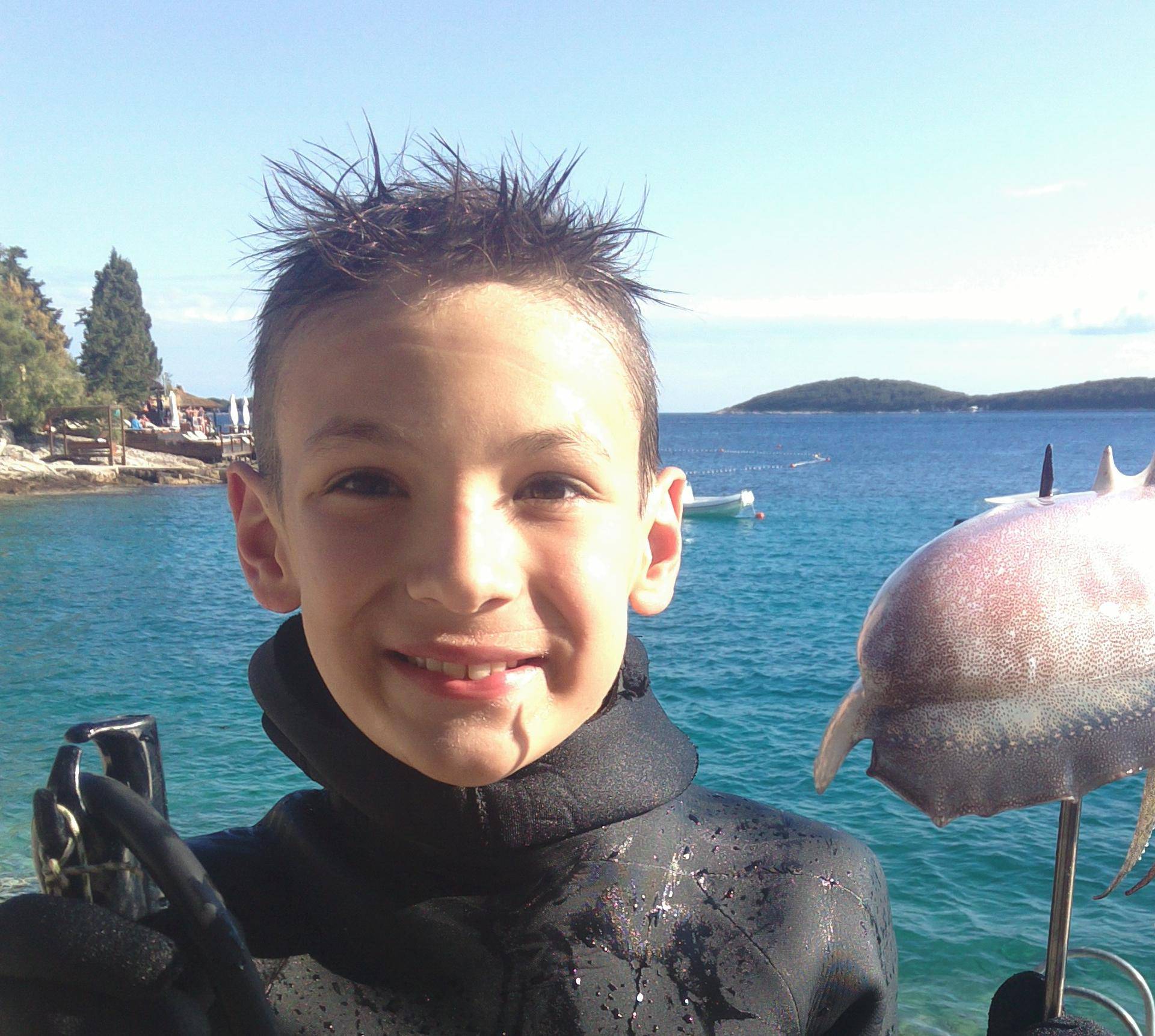 Toni od prve godine pliva, a od treće roni i lovi hobotnice