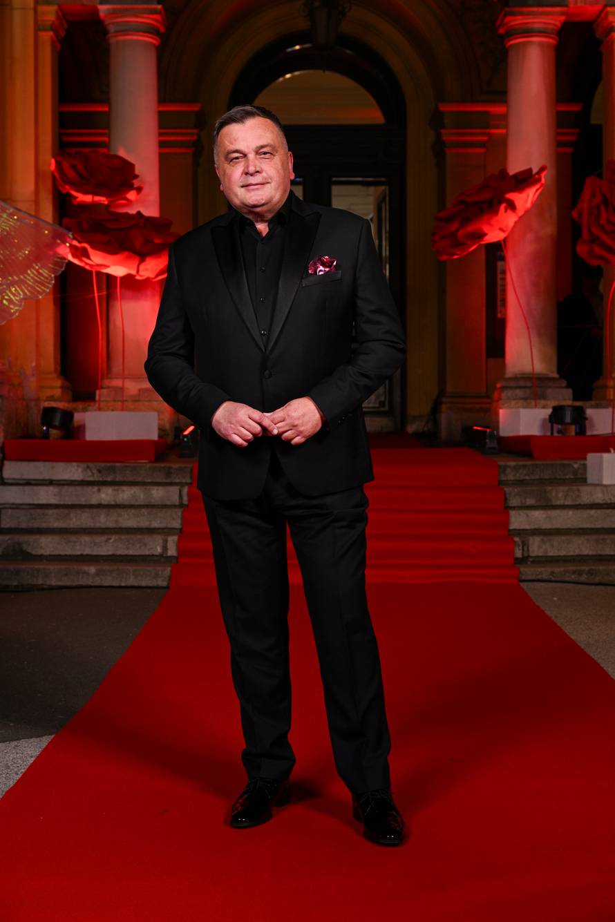 Zagreb: Dolazak uzvanika na dodjelu medijske nagrade "Večernjakova ruža" u Hrvatskom narodnom kazalištu