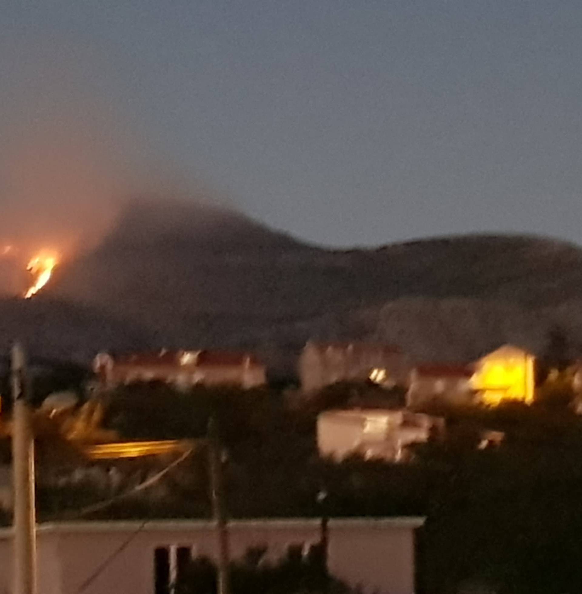 Gori kod Konavala: Vatrogasce čeka duga noć, bura im otežava