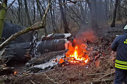 Piloti srušenog MiG-a u bolnici, vatrogasci gasili požar, a od aviona skoro nije ostalo ništa