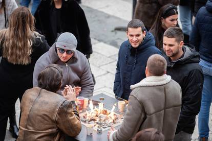 FOTO Blagdanska čarolija na splitskim Prokurativama: Grad pun ljudi, veselje i božićni duh