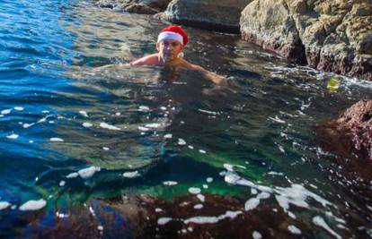 Božićni morski vukovi i vučice griju se u moru, u Dubrovniku