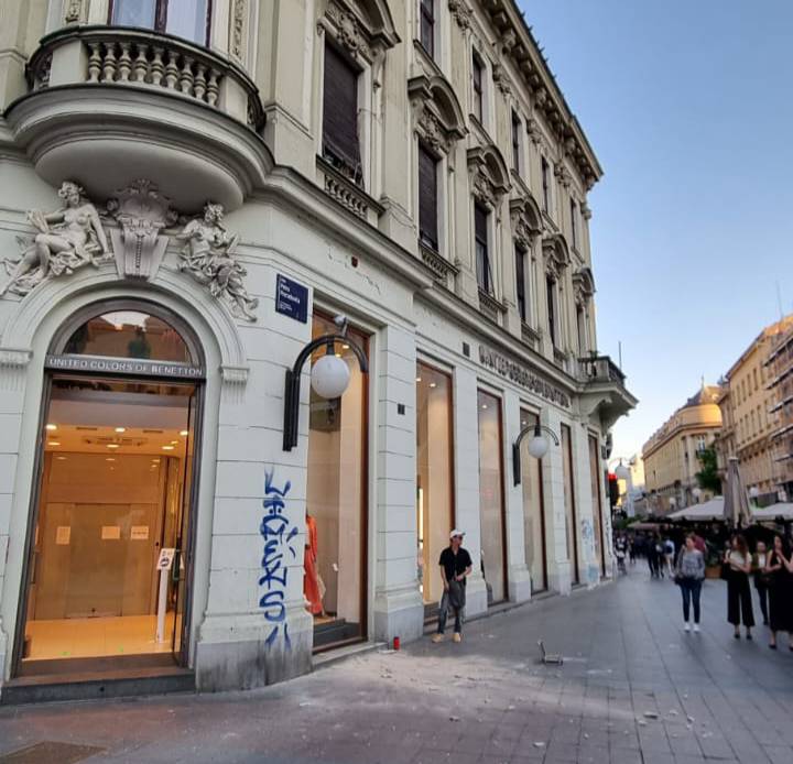 Na zagrebačkom Cvjetnom trgu odlomio se komad fasade: 'Skoro je palo čovjeku na glavu'