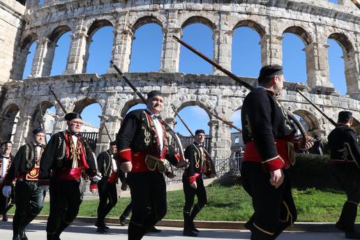 FOTO Spektakl u Puli: Bokeljska mornarica u punom sjaju mar&scaron;irala do Arene