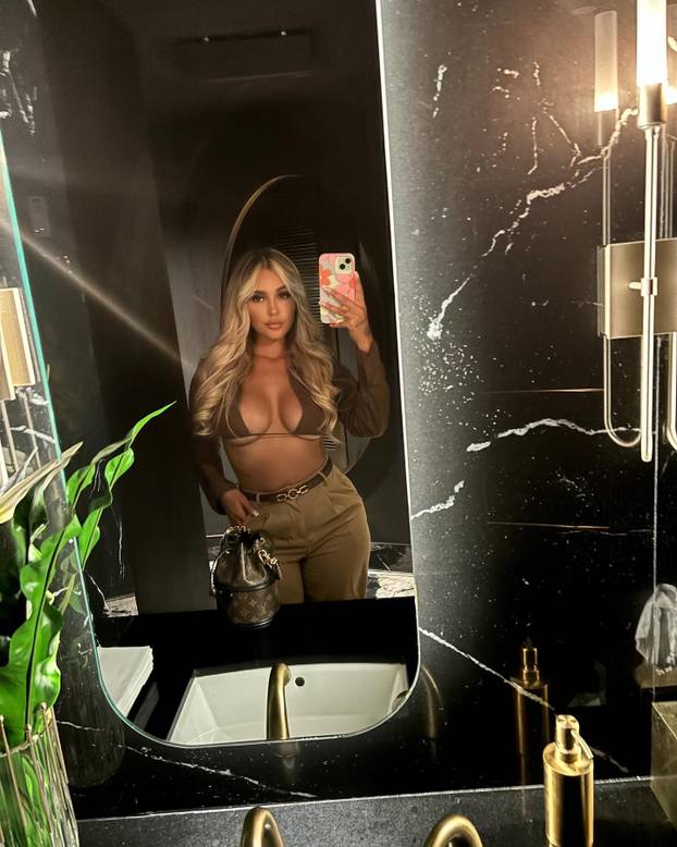 FOTO Odbija skrivati adute: Manekenka pozira u izazovnim izdanjima i osvaja mreže