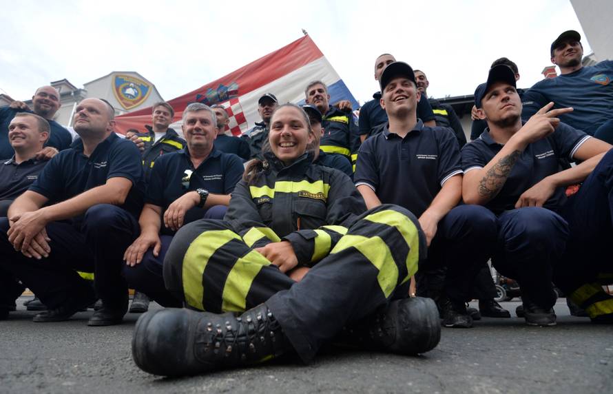 Zagrebački vatrogasci se uz zvukove sirena vratili u Savsku