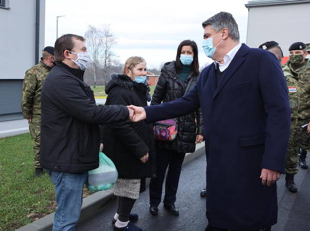 Petrinja: Predsjednik Milanović obišao vojarnu gdje se zbrinjavaju žrtve potresa