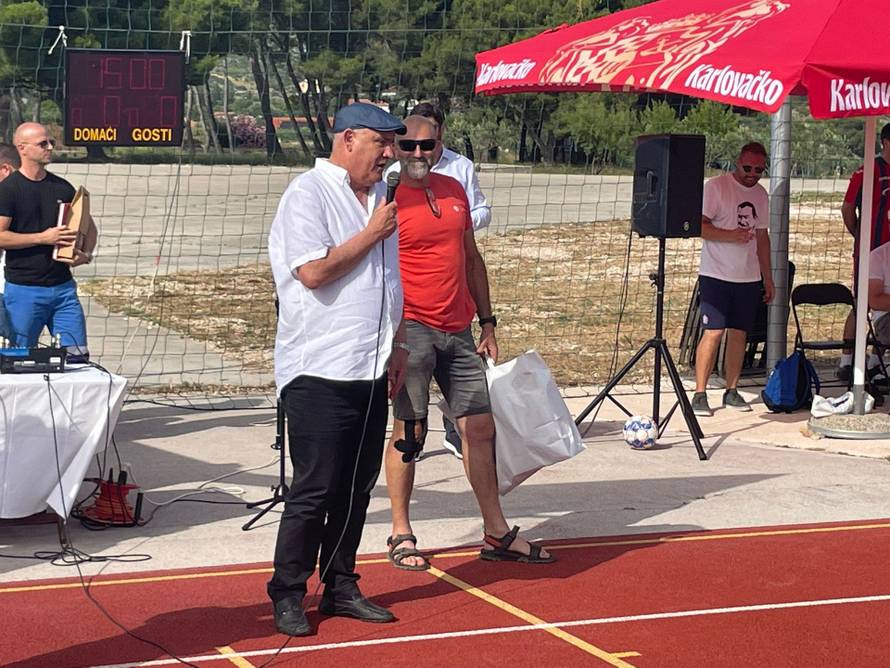 Veterani Hajduka zaigrali na malonogometnom turniru u čast pokojnog Stanka Poklepovića