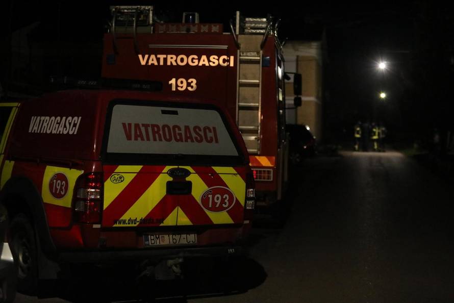 Beli Manastir: Muškarac zatočio ženu i dijete i prijeti bombom, policija na terenu