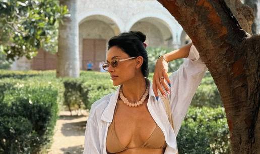 FOTO Misica Laura se skinula i pokazala duge noge pune &scaron;ljokica, na le&dstrok;ima imala pla&scaron;t