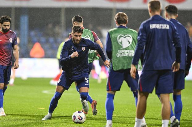 Podgorica: Zagrijavanje igrača prije početka utakmice Crna Gora - Hrvatska