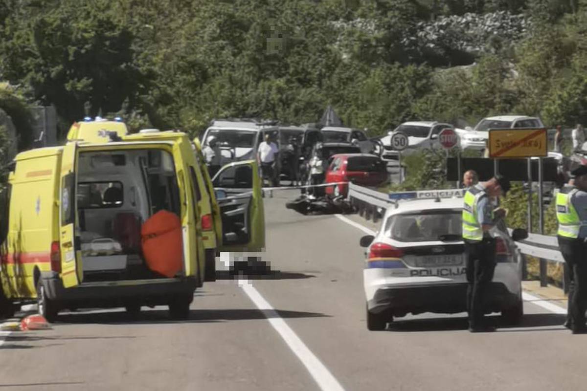 Dvoje mrtvih u teškoj nesreći u Jablancu: Poginula suputnica na motoru (31) i pješak (68)