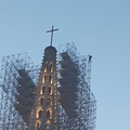 Suludo i opasno: Mladići se popeli na vrh katedrale, radili selfije, intervenirala i policija
