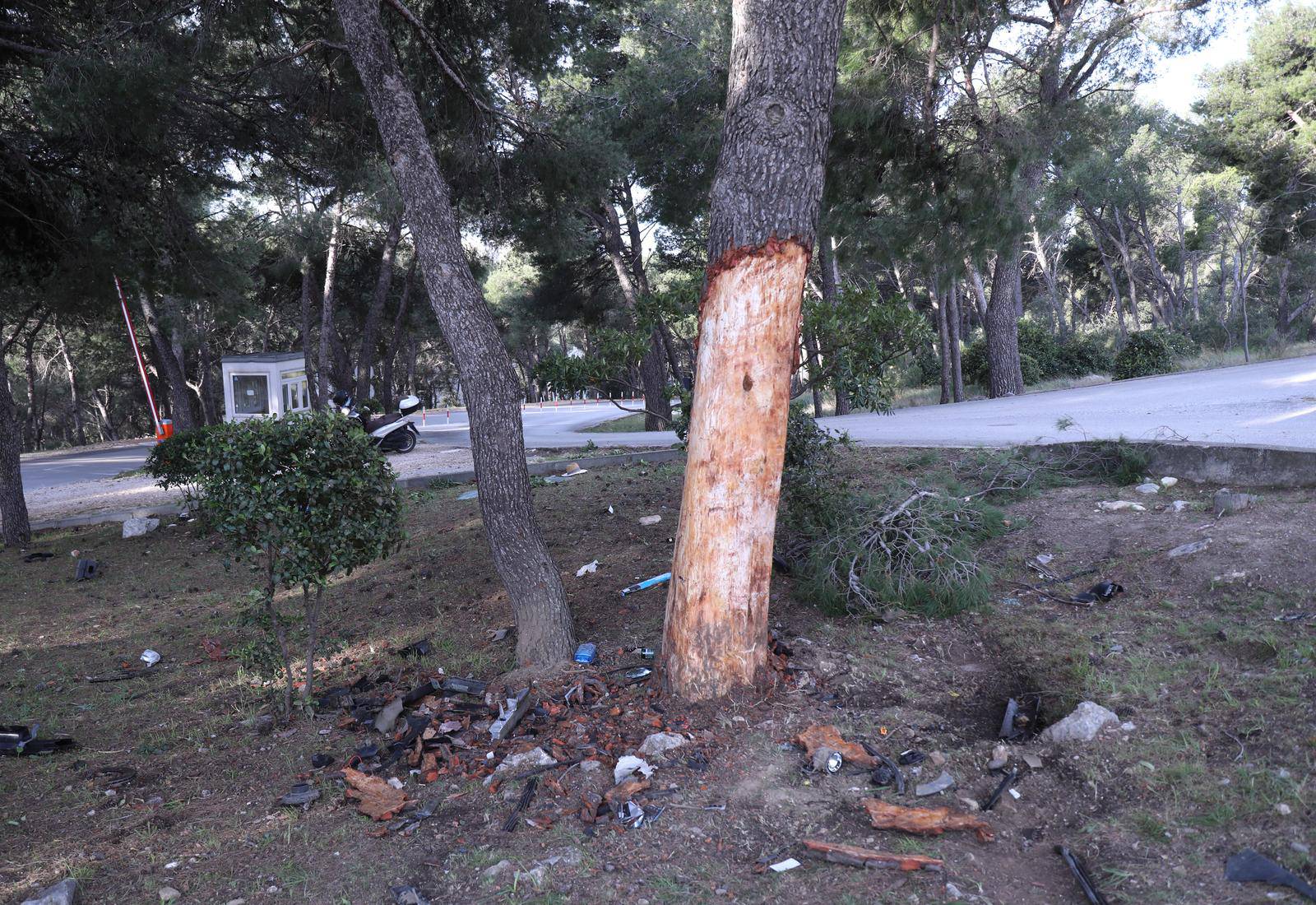 Tragedija kod Trogira: Automobilom se zabili u stablo, dvoje ljudi poginulo