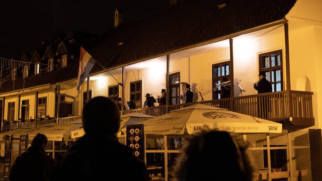 Zagreb: Na balkonu u Tkalčićevoj nastupio limeno-puhački sastav Ad Gloriam brass