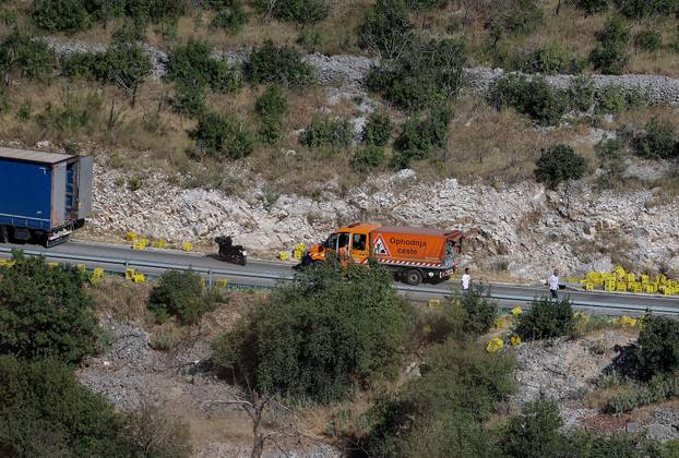 Plano: Teret s kamiona pao na automobil