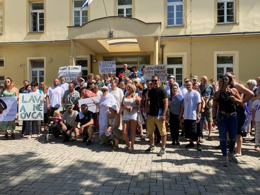 FOTO U Zagrebu prosvjed za Marka Franciškovića: Dijele majice s prvim bijelim poljem