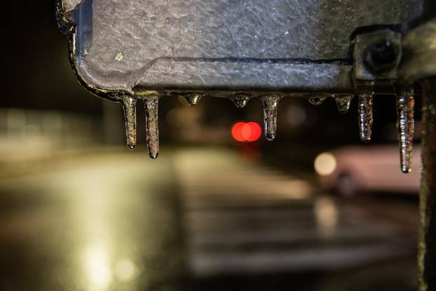 U Kninu je počela padati ledena kiša