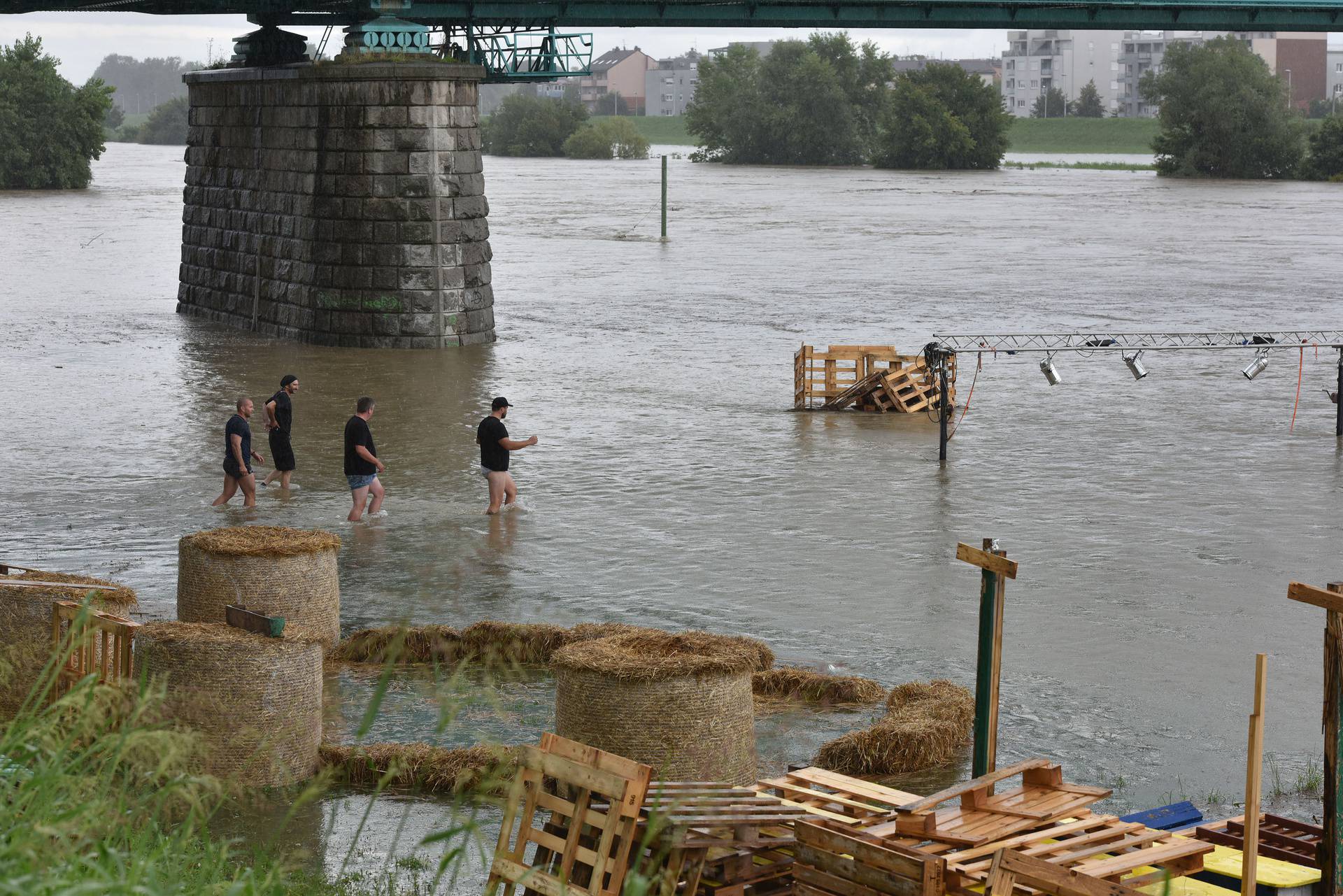 Zagreb: Djelatnici Green River Festa spašavaju opremu koja je potopljena u rijeci Savi