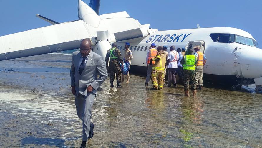 FOTO Avion u Somaliji završio na plaži, svjedoci: 'Vidjeli smo da je letio neobično nisko...'