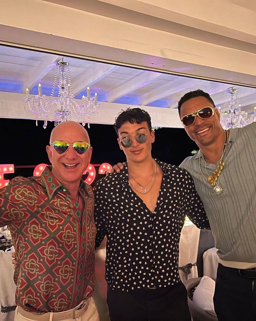 Aferom su uništili obitelji, a ona je već pet puta bila zaručena: Bezosova ljubavnica opet slavi