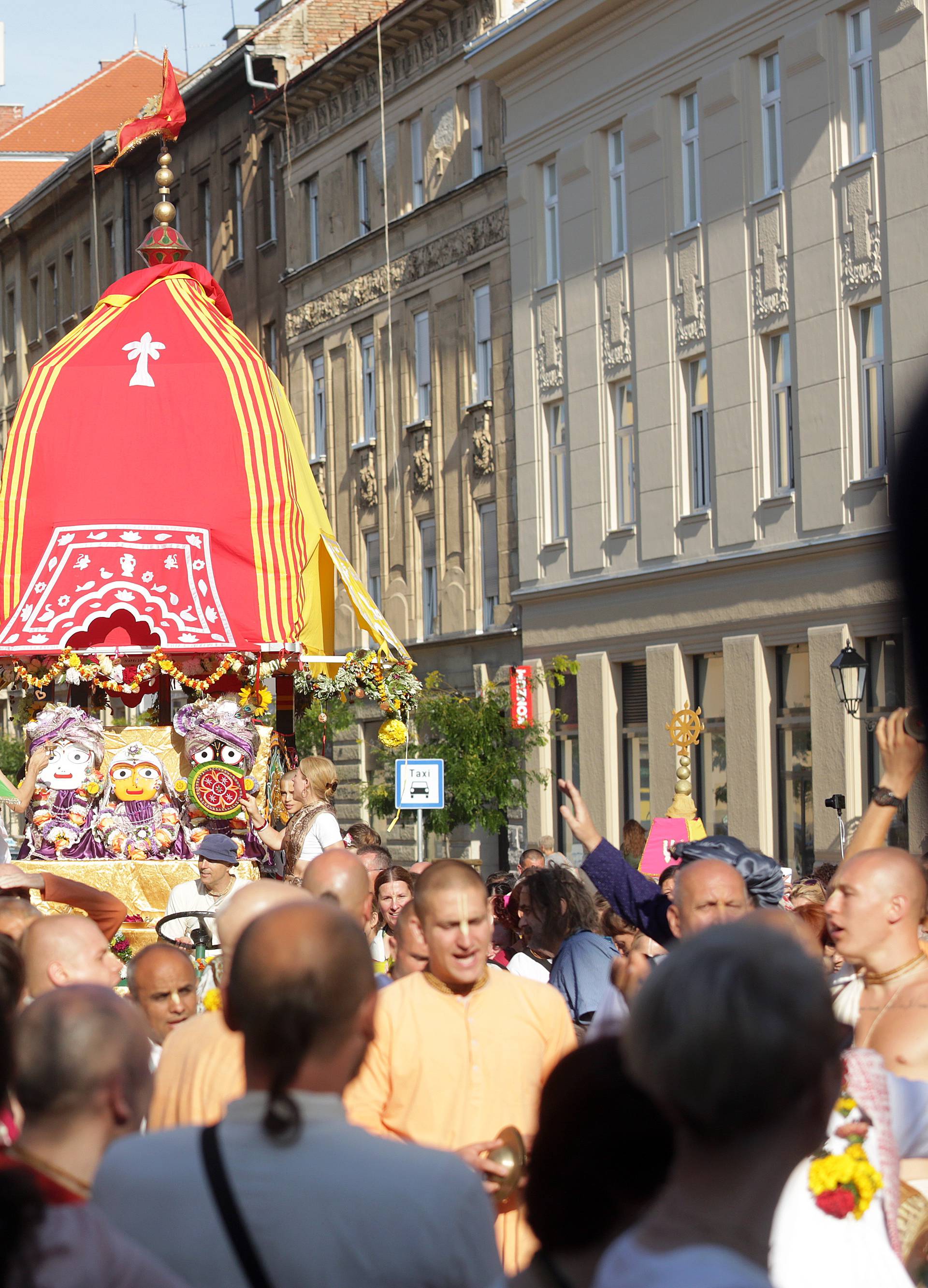 Zagreb prepun boja i zvukova: Indijski festival kočija u gradu