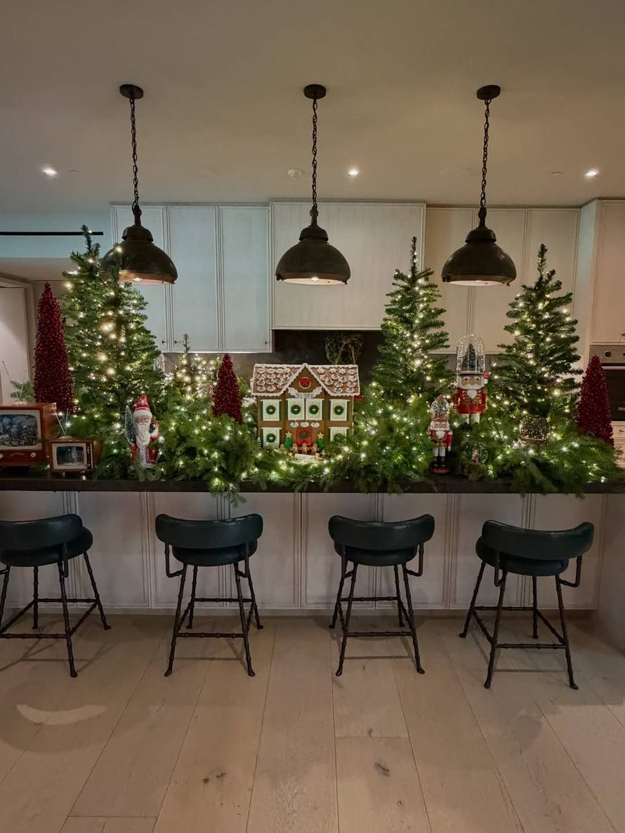 Kris Jenner (70) stisnula se uz 25 godina mlađeg partnera i odmah pokrenula raspravu...