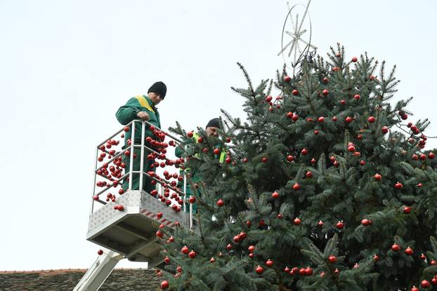 Sisak: Ukrašavanje božićnog drveta u središtu grada