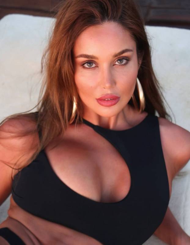 FOTO Prelijepa DJ-ica koja tvrdi da je bila liječnica obožava pokazivati tijelo u badiću