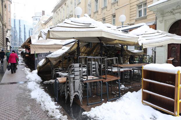 Zagreb: Pod teretom snijega urušila se tenda kafića u Bogovićevoj