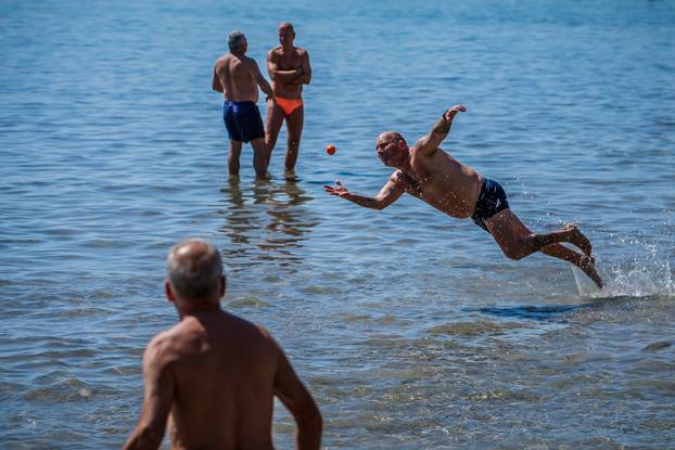 Splićani zaigrali picigin na Bačvicama 