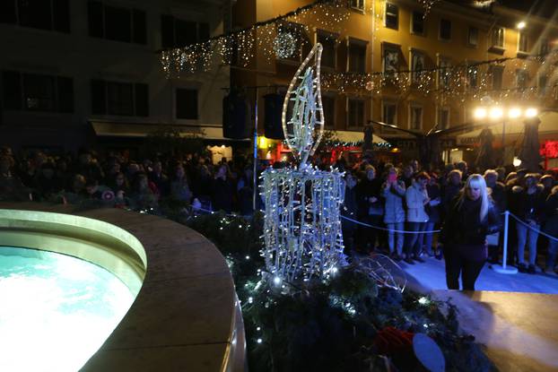 Rijeka: Na adventskom vijencu na Koblerovom trgu upaljena je prva svijeća