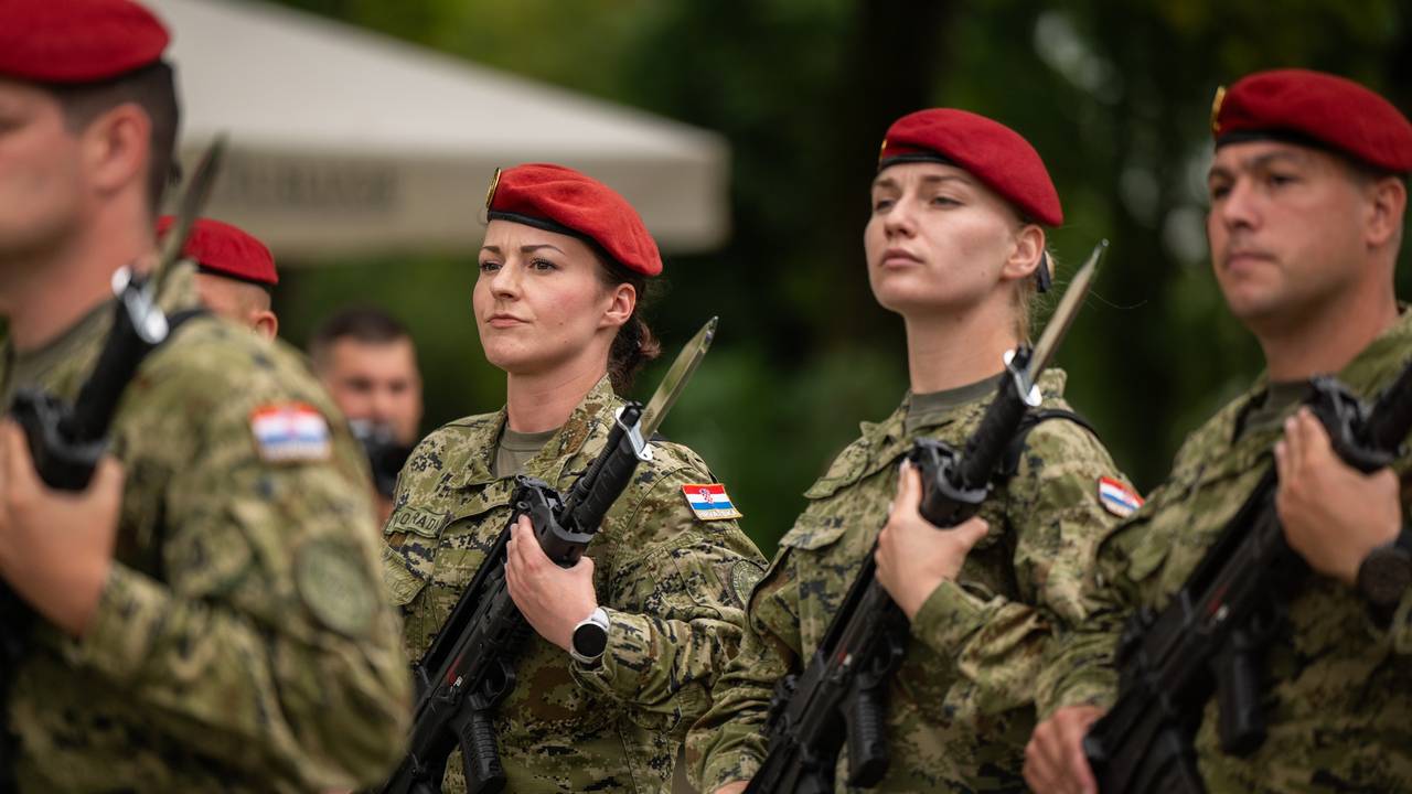 FOTOGALERIJA  Anušić i Kundid obišli pripadnike pješačkih postroja Hrvatske vojske