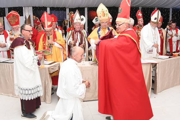 Križevci: Krštenje vina okupilo je 50-ak biskupa Svetih Martina iz cijele Hrvatske