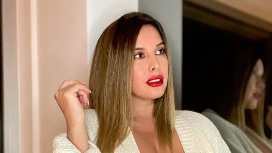 Uske traperice i dok usisava za mačkom! Nives Celzijus 'ratuje' s ljubimcem: 'Odmah se uvalio'