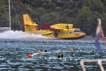 Turisti s plaže u Grebaštici s neposredne blizine promatrali kanadere kako uzimaju vodu za gašenje požara