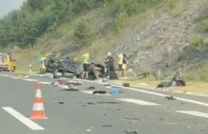 VIDEO Strašna nesreća na A1 kod Otočca: Dijelovi rasuti po cesti, dvoje ljudi je ozlijeđeno