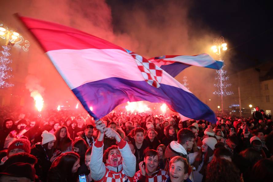 Zagreb: Slavlje i bakljada na trgu nakon spektakularnog gola Mislava Oršića za vodstvo Hrvatske