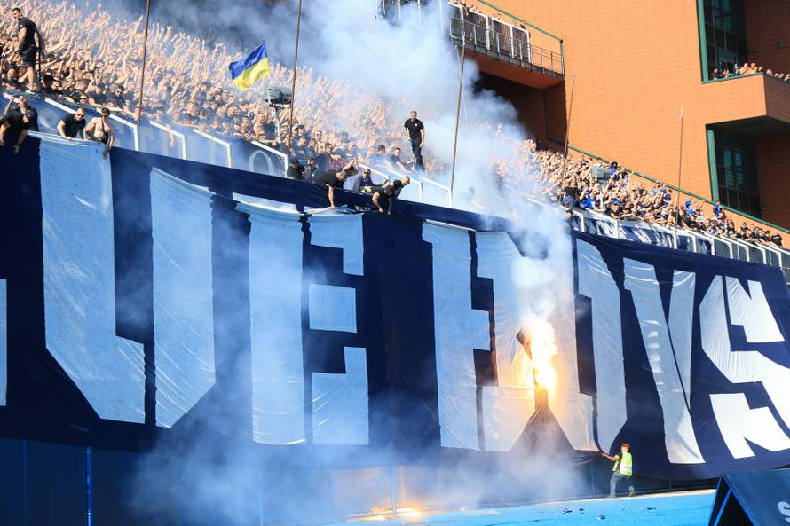 Torcida zapalila veliki transparent Bad Blue Boysima