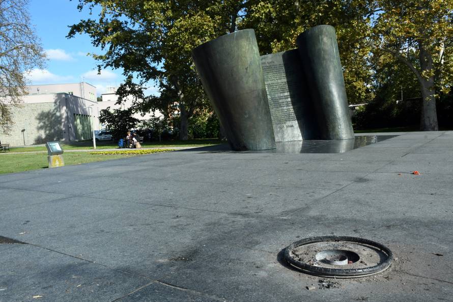 Sisak: Ponovo ugašen vječni plamen kod spomenika poginulim hrvatskim braniteljima
