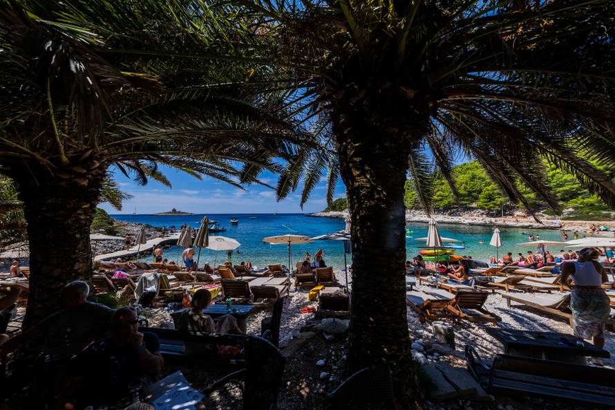 Otočić Pokonji Dol obiđe se u samo 600 koraka, a na njemu ponosno stoji svjetionik iz 1872.