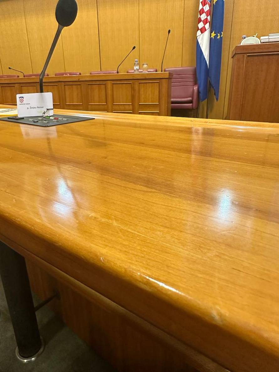 Oporba fotografirala klupe vladajućih i poručuje: Oštećenja su od ranije, jadno i smiješno