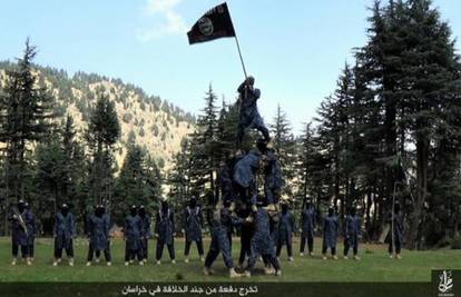 ISIL pokazao svoj kamp: Među maskiranim vojnicima i djeca?