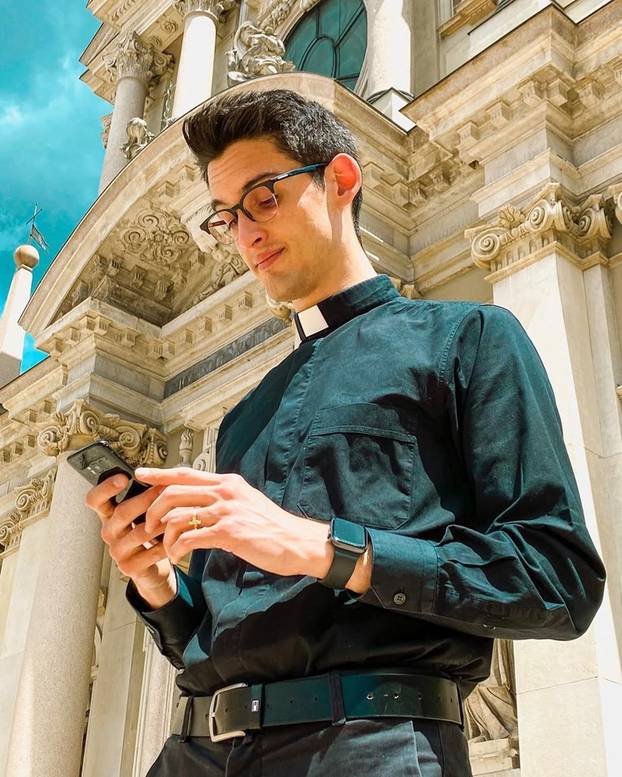 FOTO Ovi svećenici 'zapalili' su internet! Na listi su i Hrvati, žene im pišu da su najzgodniji...