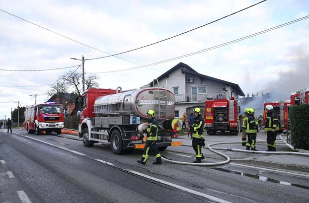 Zagreb: U skladištu guma u Zagrebačkoj ulici u Sesvetama izbio je požar