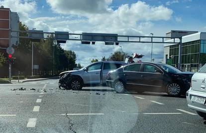 Sudarila se dva automobila u Zagrebu, jedan čovjek ozlijeđen